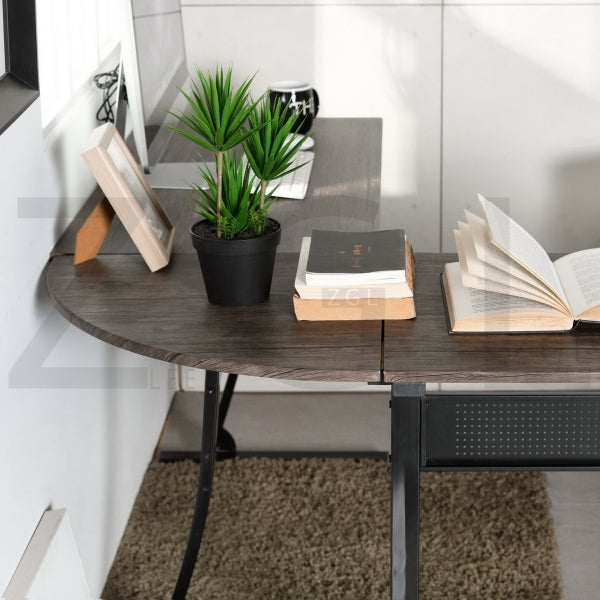 Simple And Versatile Desk